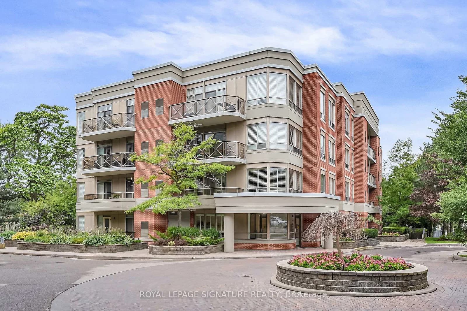 Photo of Lawrence Avenue in Toronto · Banbury-Don Mills