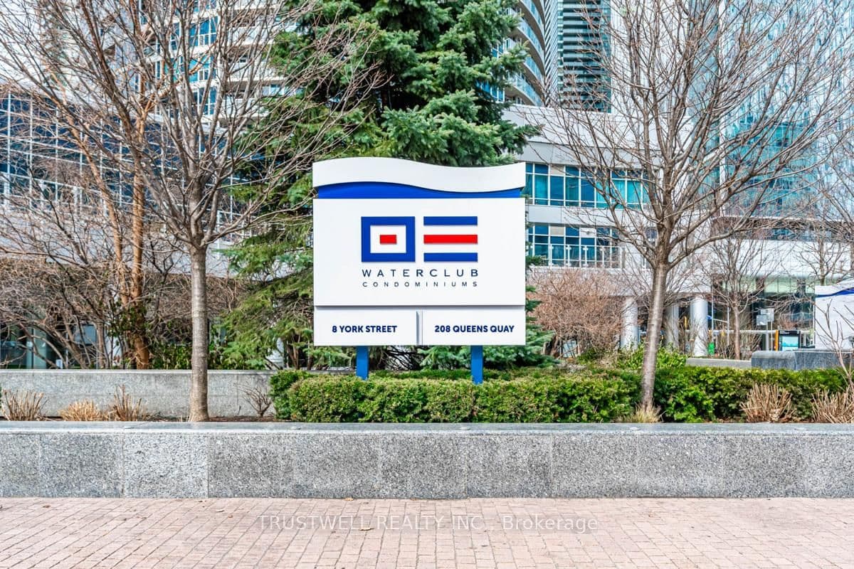 Queens Quay in Toronto · Waterfront Communities C1 — photo 2