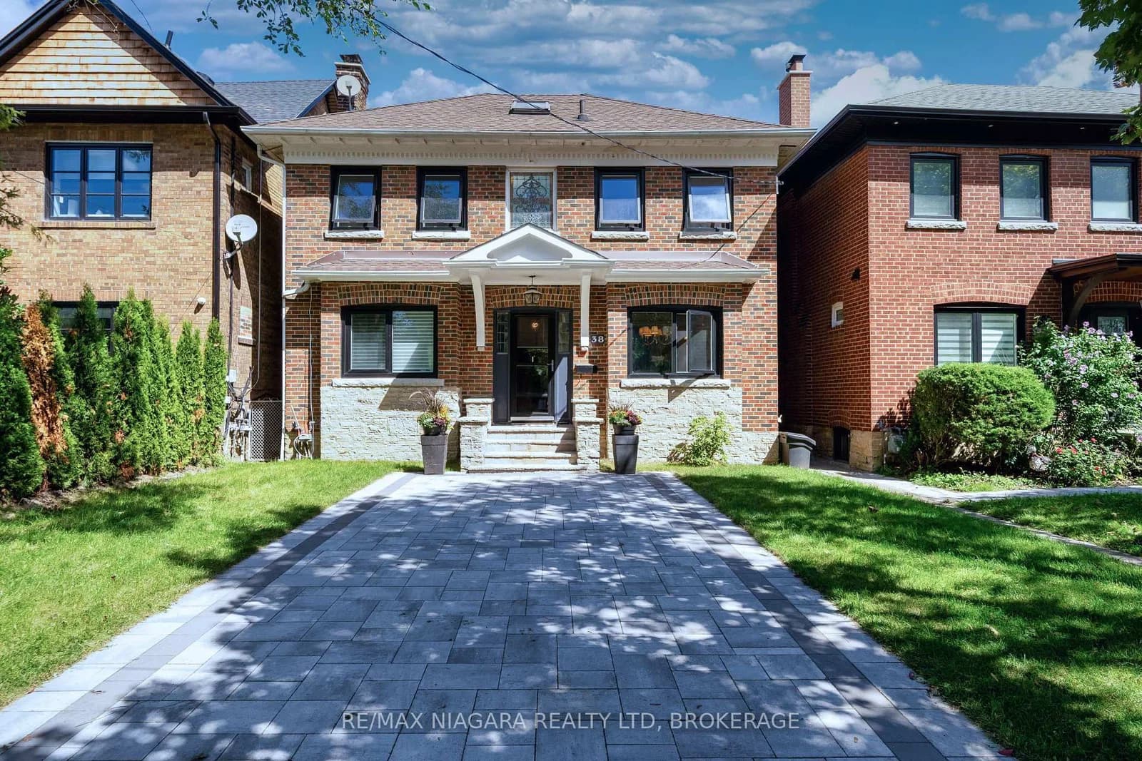Photo of Yonge Boulevard in Toronto · Lawrence Park North