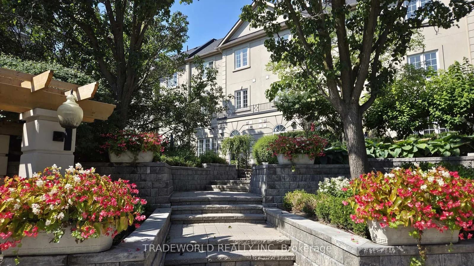 Avondale Avenue in Toronto · Willowdale East — photo 2