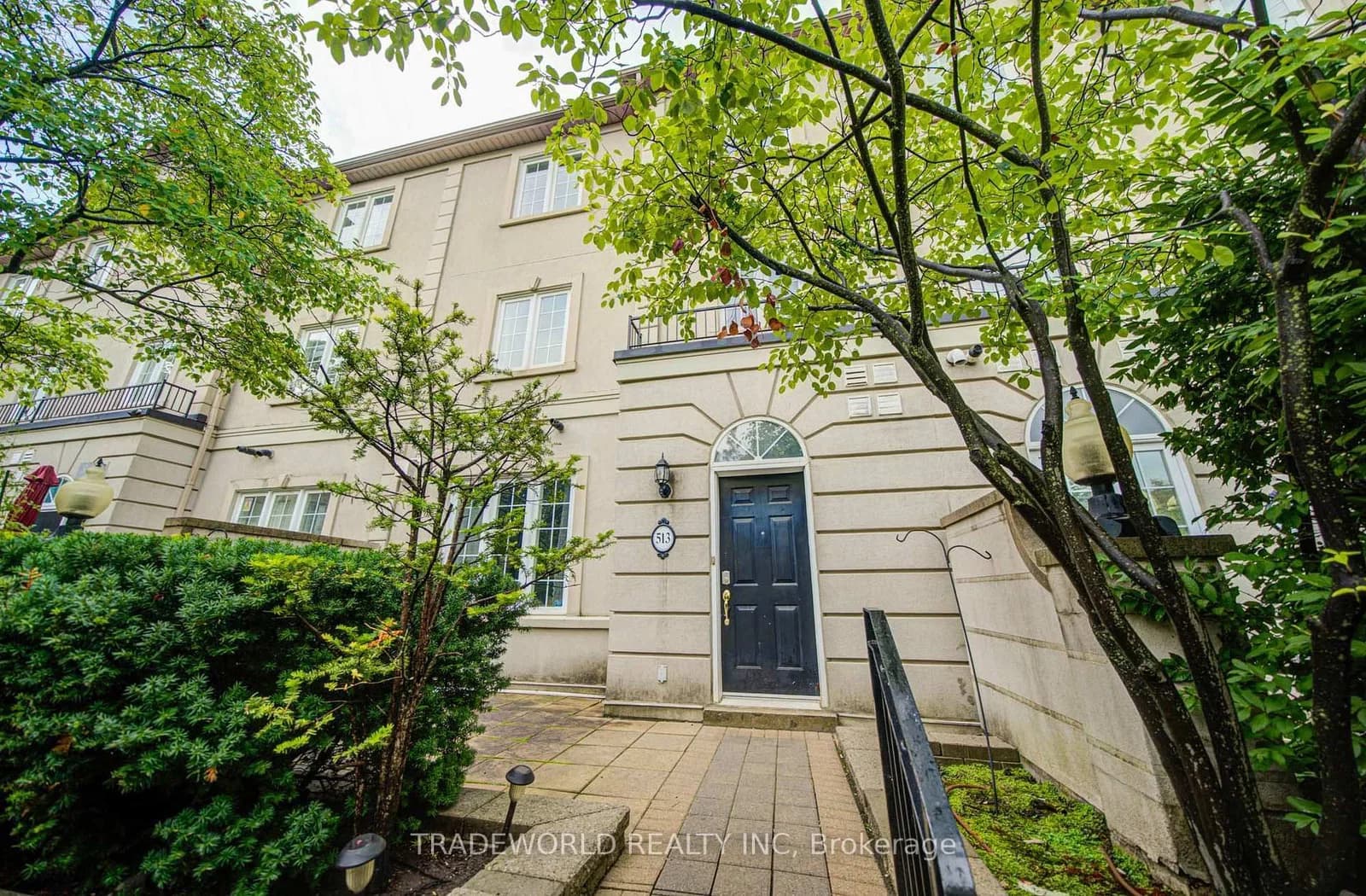 Avondale Avenue in Toronto · Willowdale East — photo 3