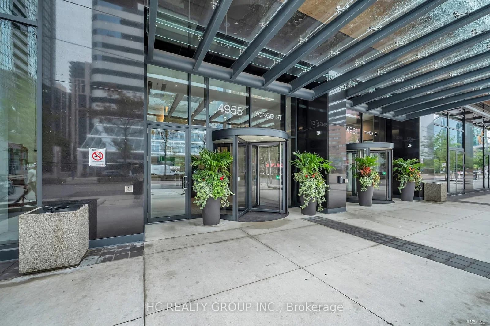YONGE ST in Toronto · Willowdale East — photo 2
