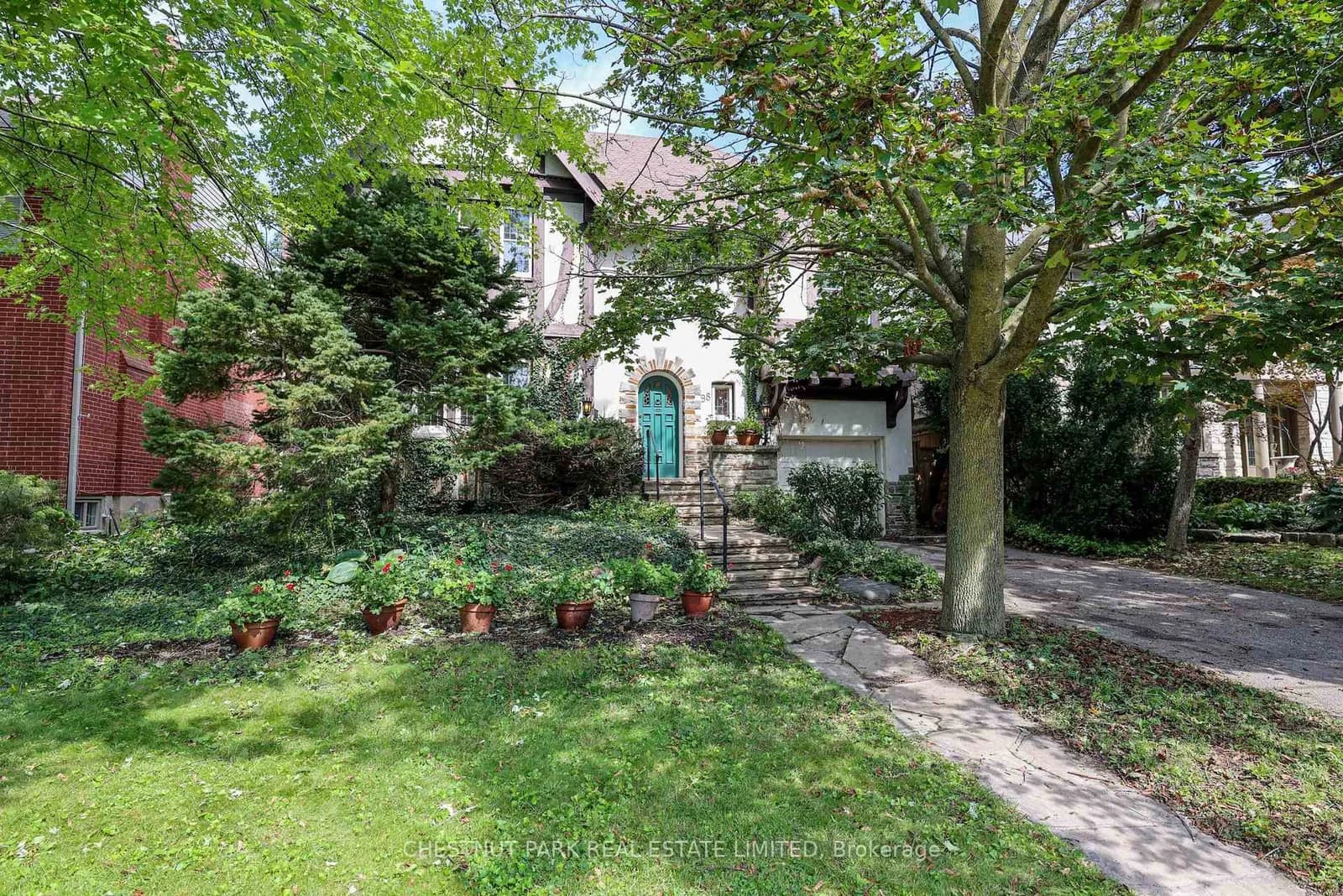 Photo of St. Leonards Avenue in Toronto · Lawrence Park South
