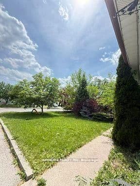 Patricia Avenue in Toronto · Newtonbrook West — photo 3