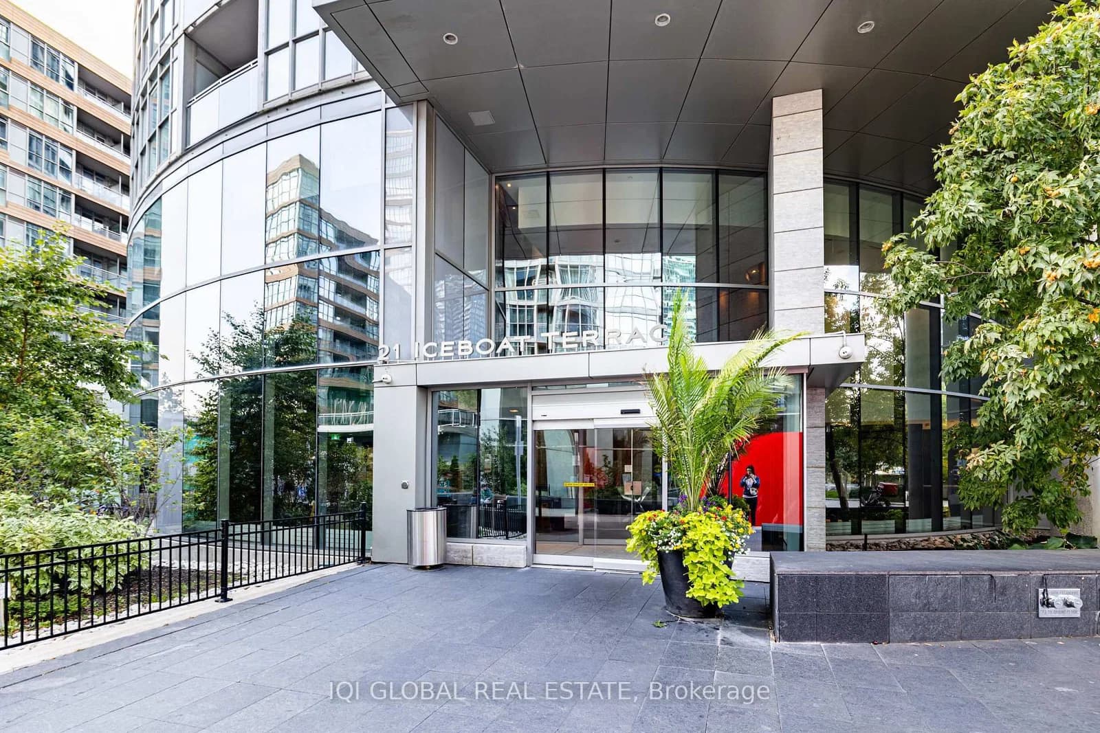 Iceboat Terrace in Toronto · Waterfront Communities C1 — photo 2