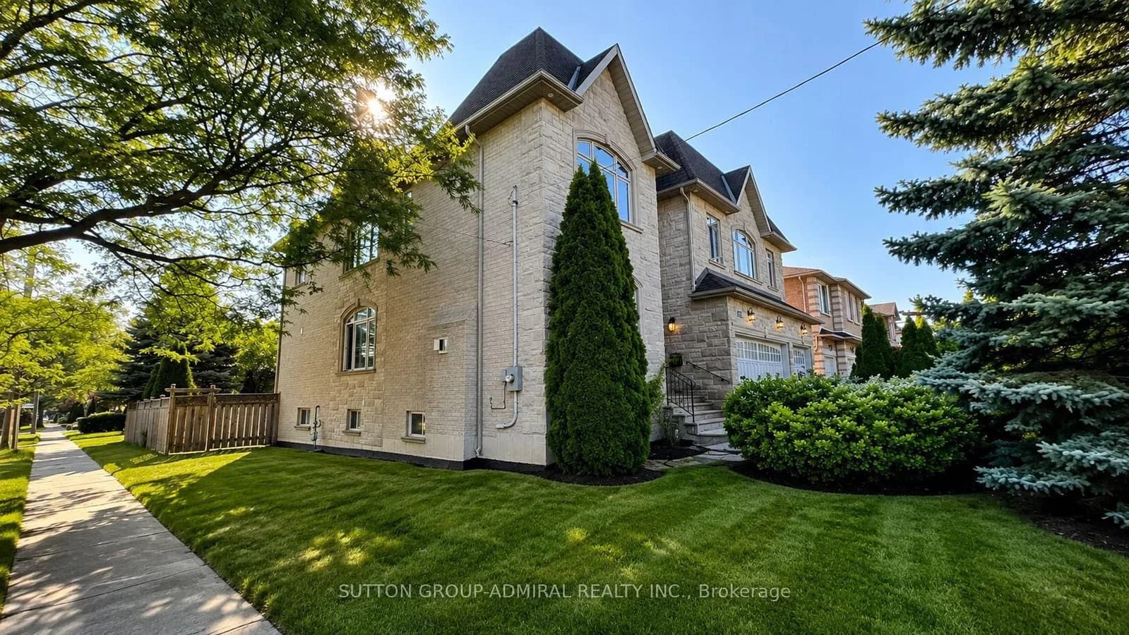 Estelle Avenue in Toronto · Willowdale East — photo 2