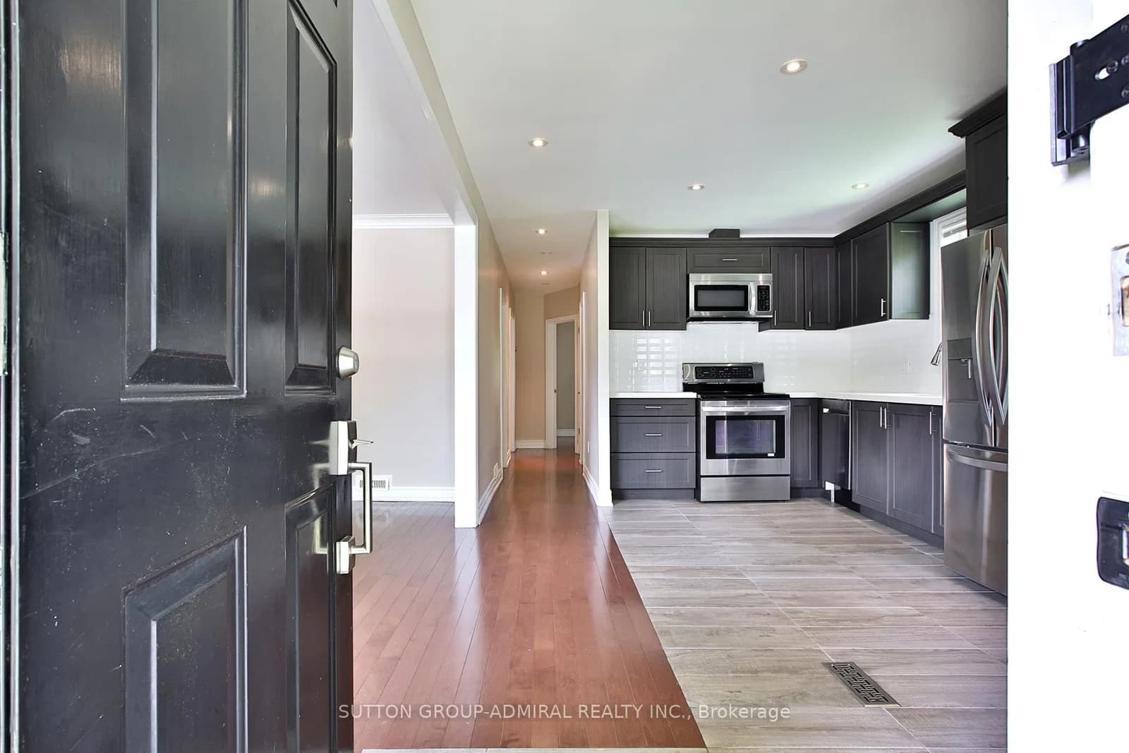 Regina Avenue in Toronto · Englemount-Lawrence — photo 3