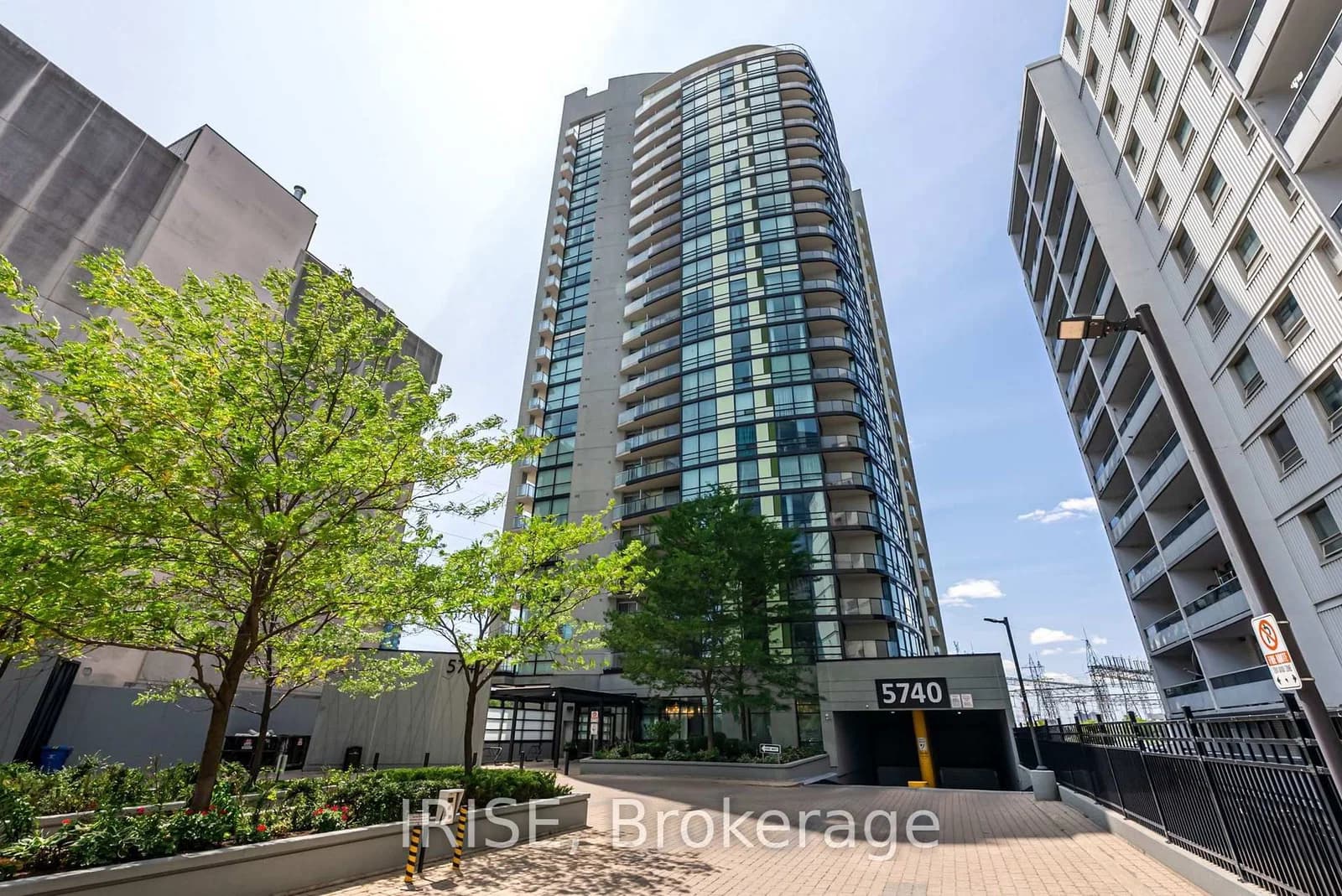 Yonge Street in Toronto · Newtonbrook West — photo 2