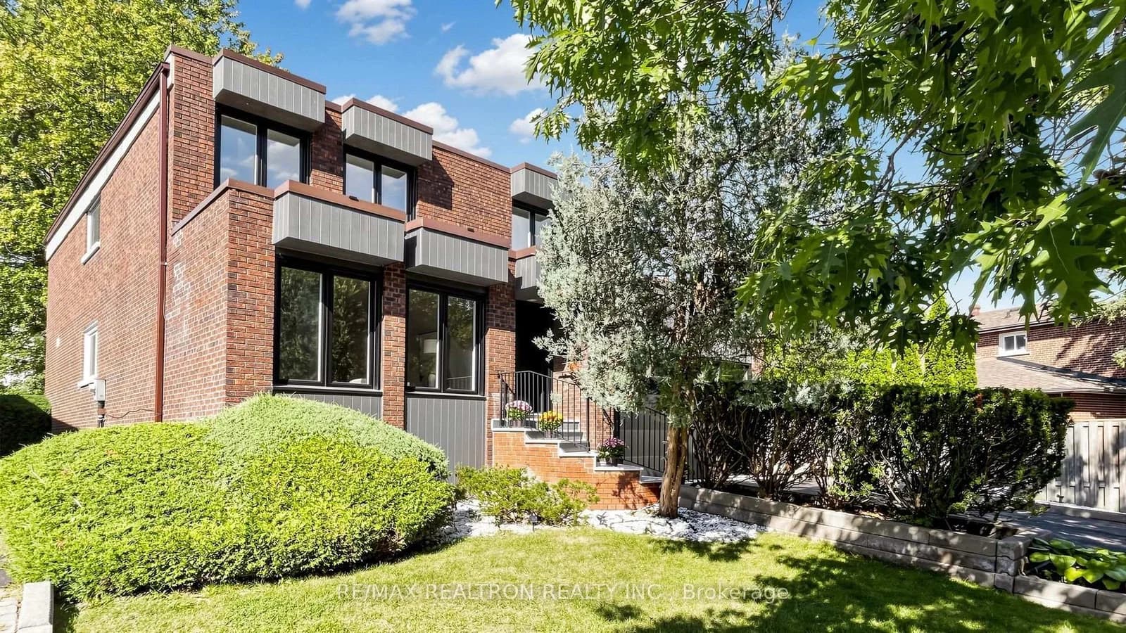 Beardmore Crescent in Toronto · Bayview Woods-Steeles — photo 2