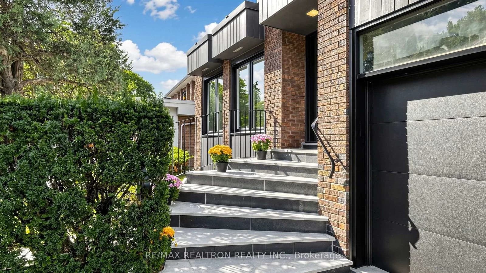 Beardmore Crescent in Toronto · Bayview Woods-Steeles — photo 3
