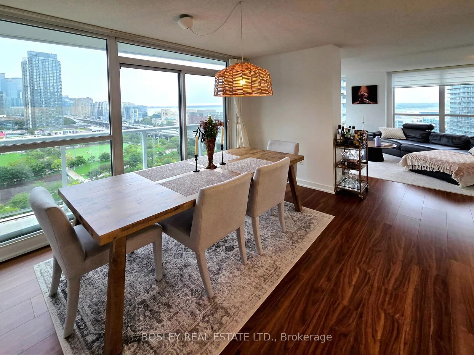 Queens Wharf Road in Toronto · Waterfront Communities C1 — photo 2