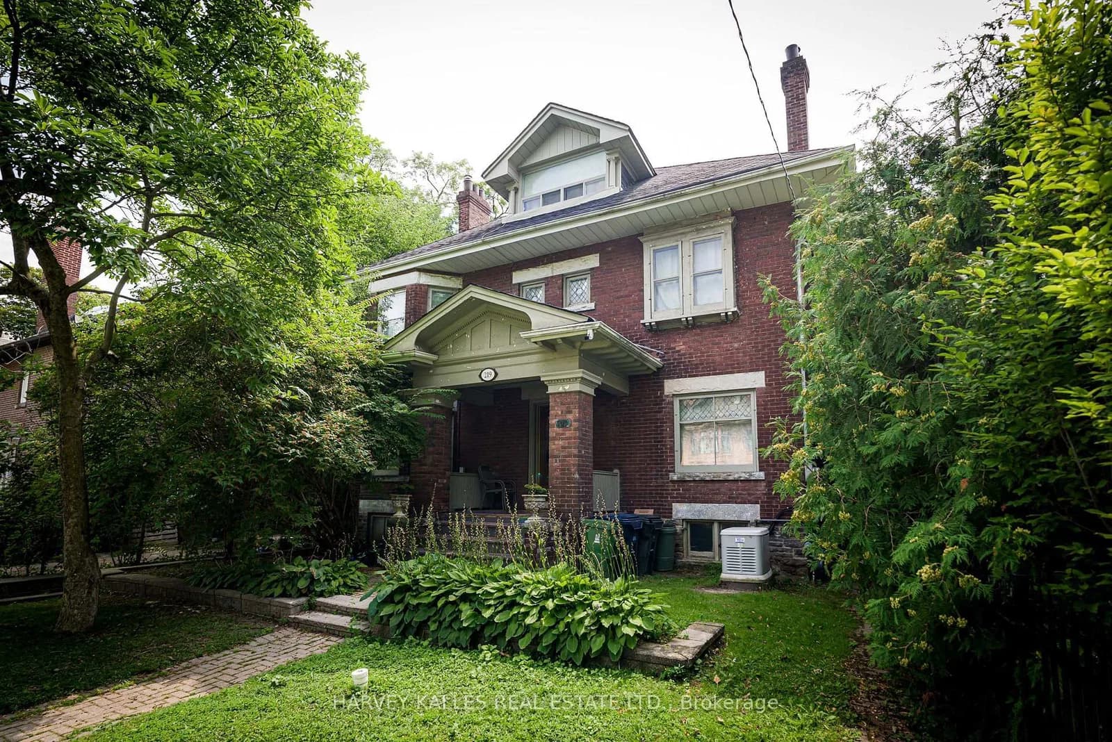Photo of Balmoral Avenue in Toronto · Casa Loma