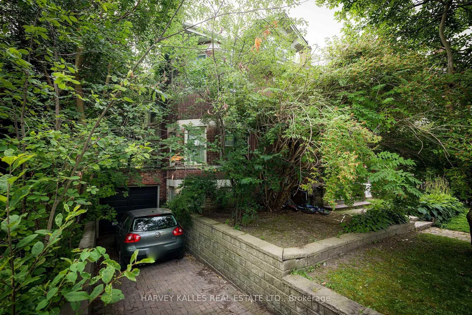 Balmoral Avenue in Toronto · Casa Loma — photo 3