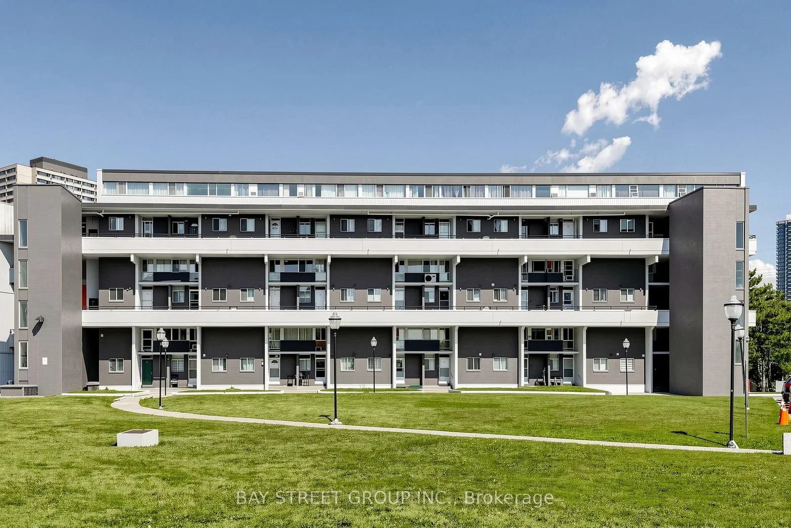 Sunny Glenway in Toronto · Flemingdon Park — photo 2