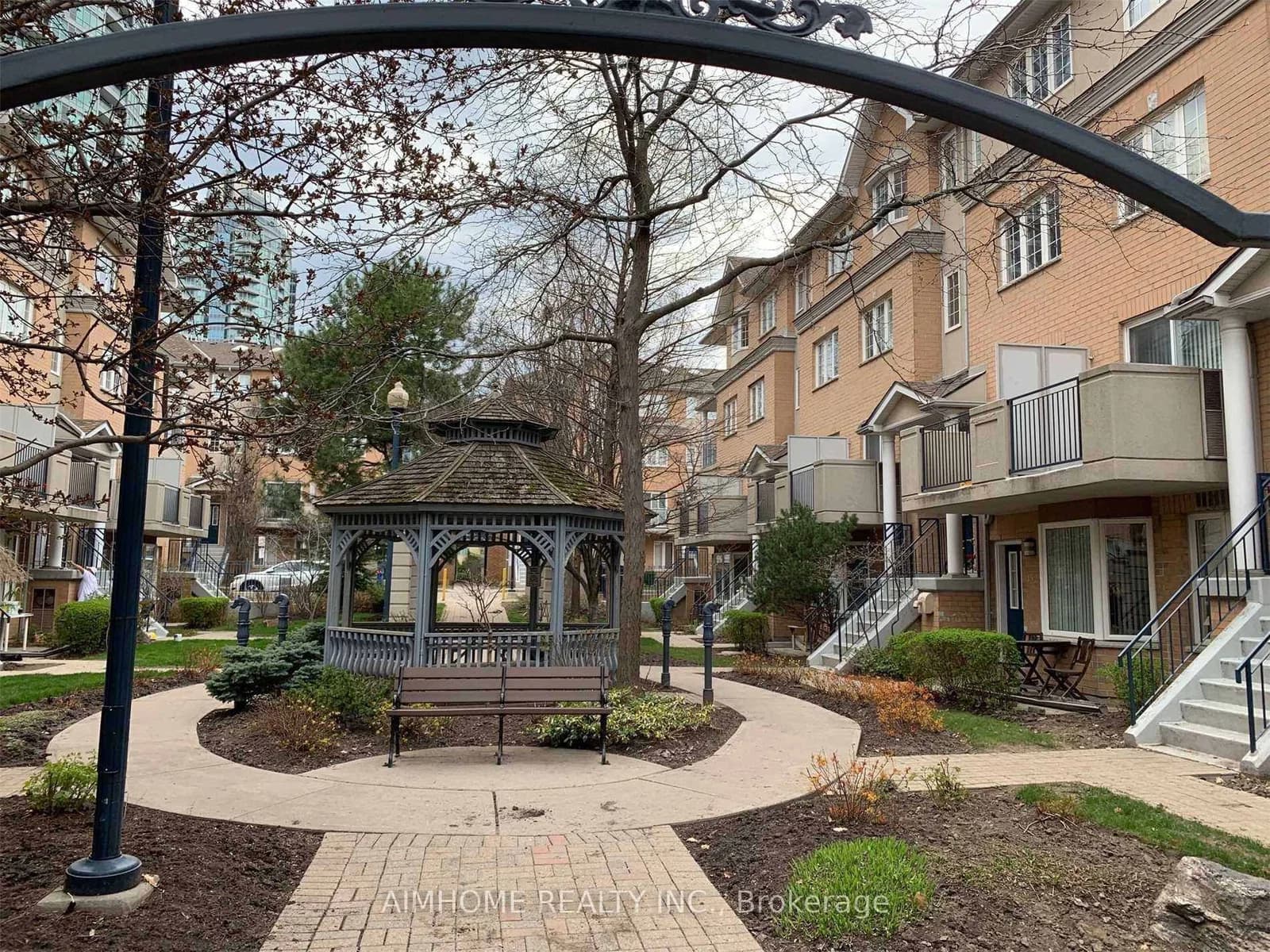 Sommerset Way in Toronto · Willowdale East — photo 3