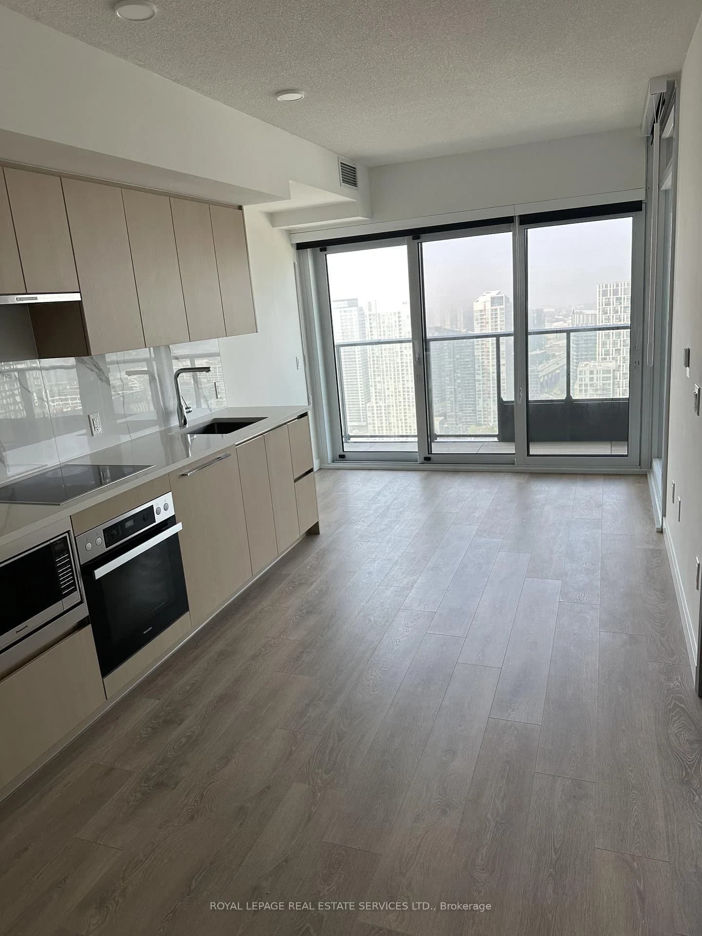 Concord Cityplace Way B in Toronto · Waterfront Communities C1 — photo 2