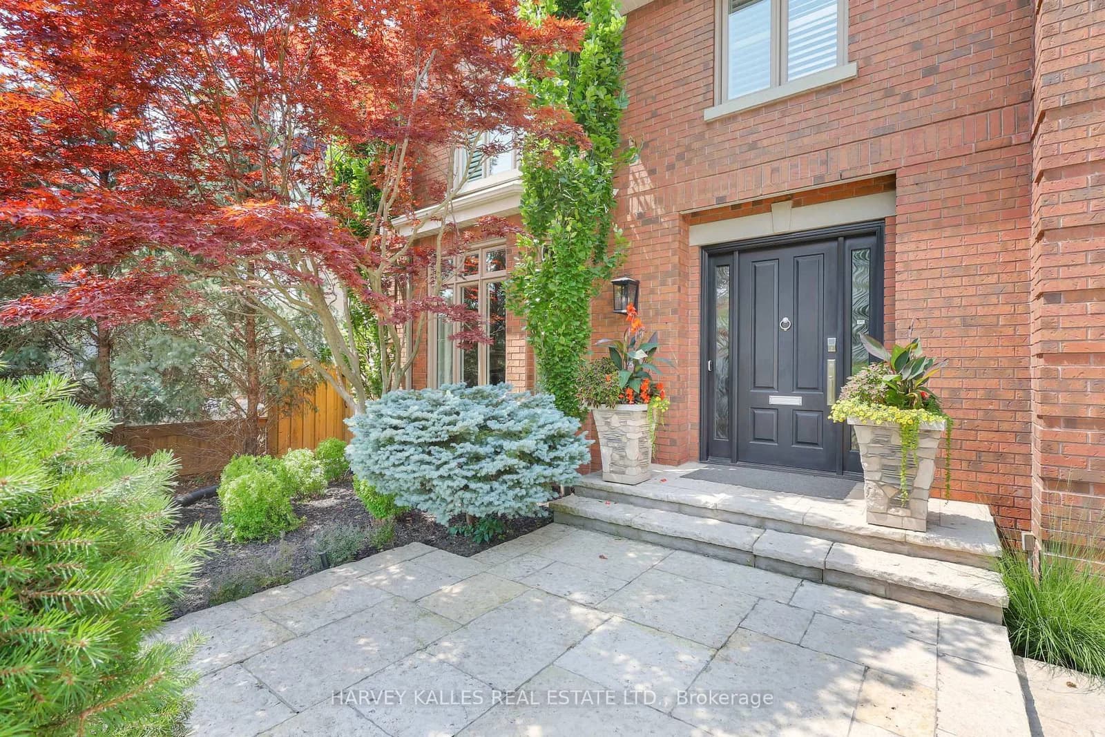 Yonge Boulevard in Toronto · Bedford Park-Nortown — photo 2