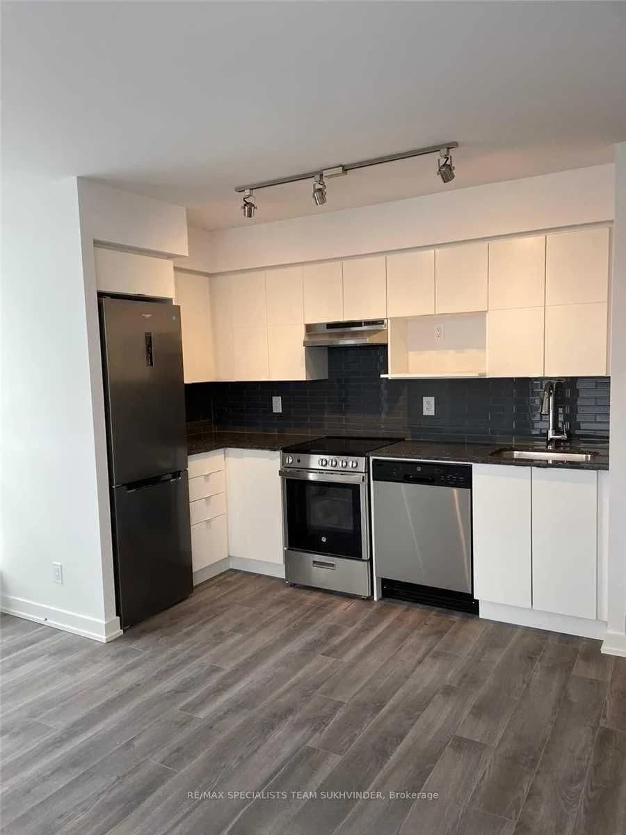 Varna Drive in Toronto · Englemount-Lawrence — photo 2