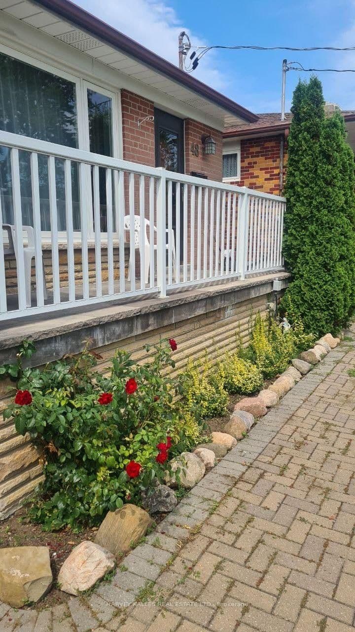 Green Bush Road in Toronto · Newtonbrook West — photo 2