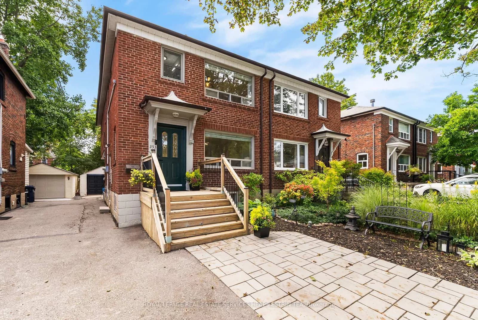 Photo of Donlea Drive in Toronto · Leaside