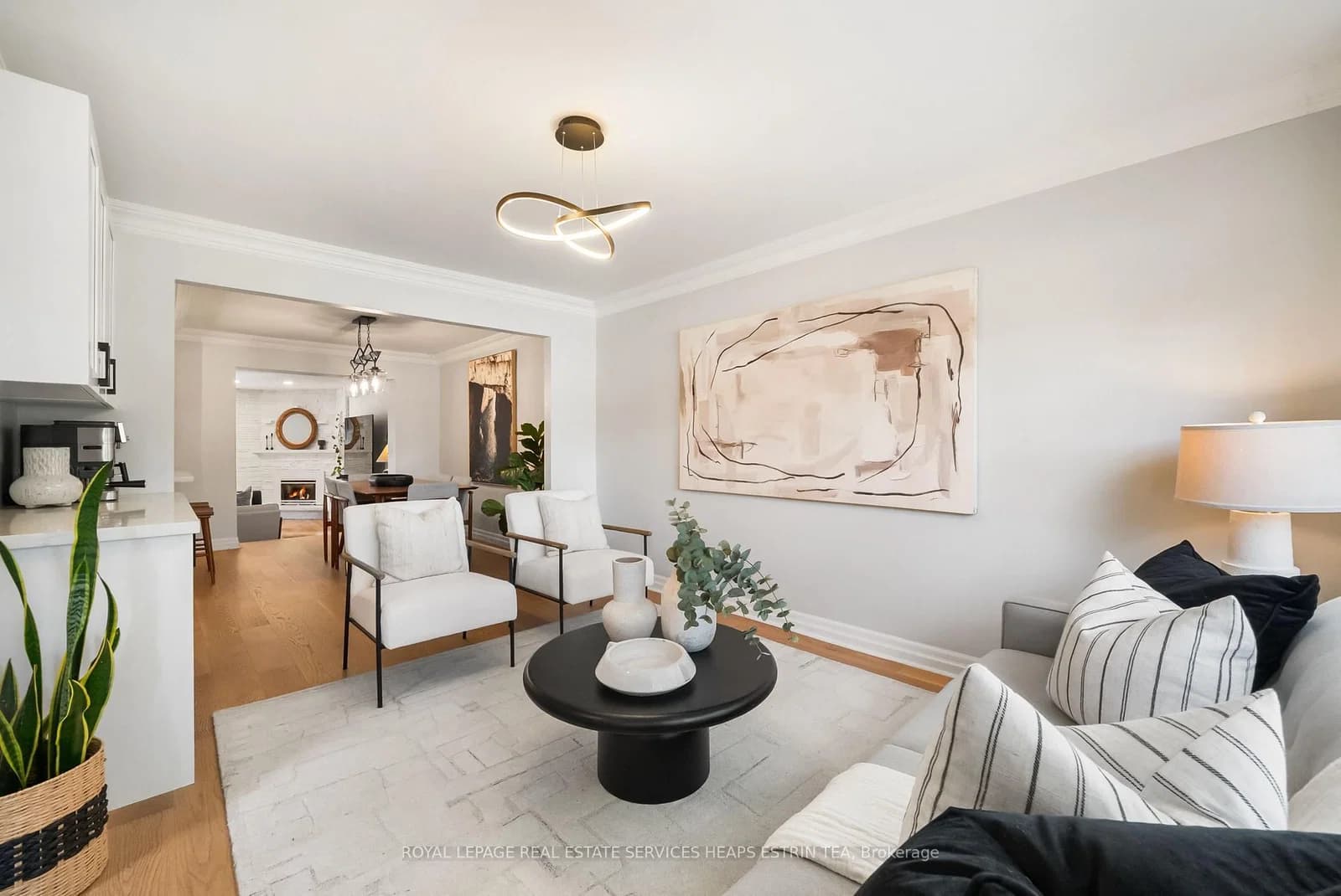 Donlea Drive in Toronto · Leaside — photo 3