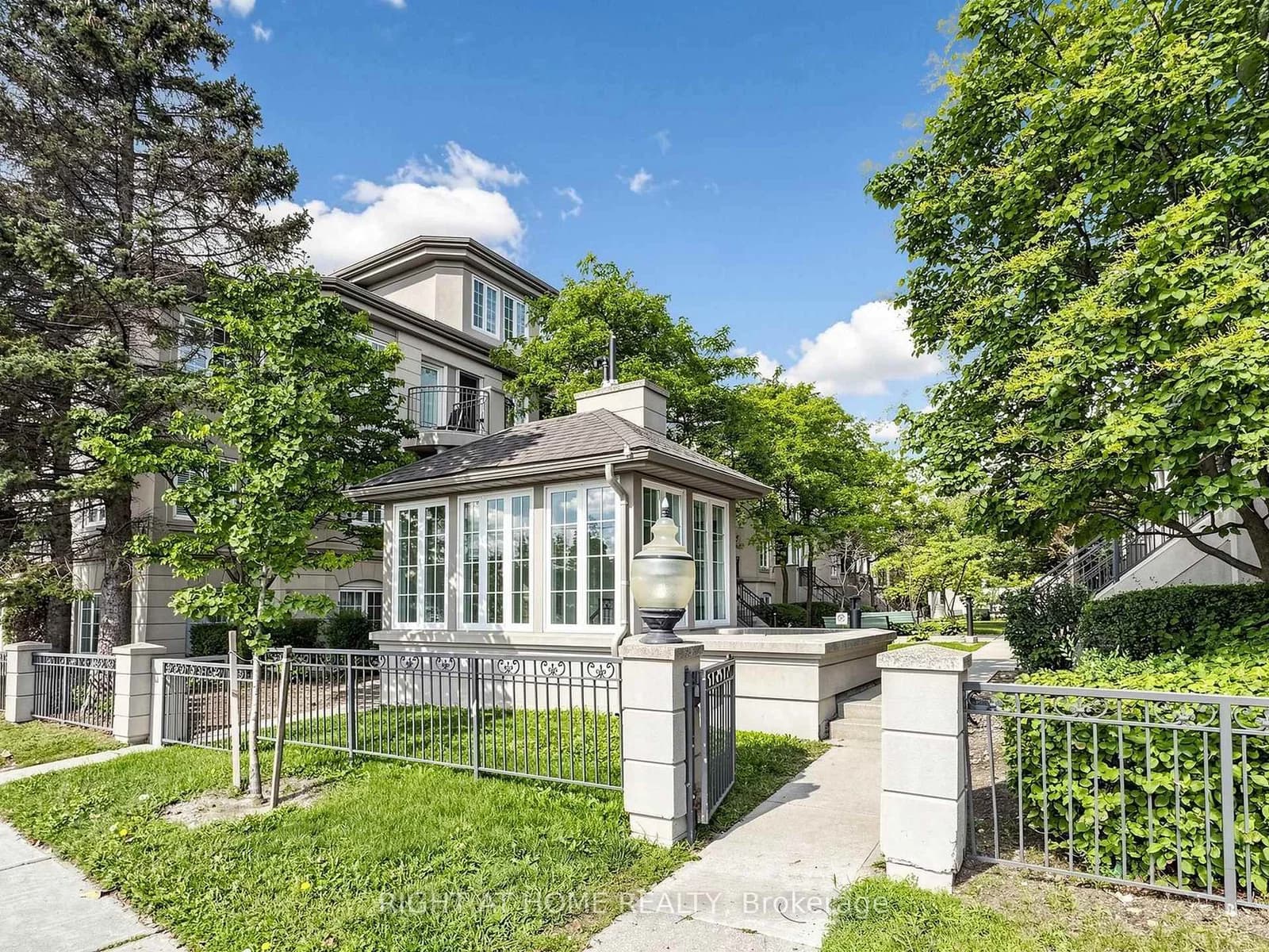 Finch Avenue in Toronto · Newtonbrook West — photo 3