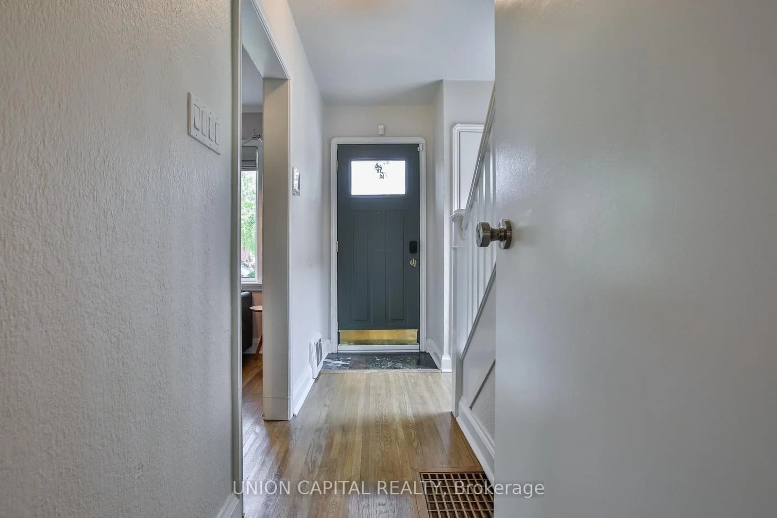 Thursfield Crescent in Toronto · Leaside — photo 2