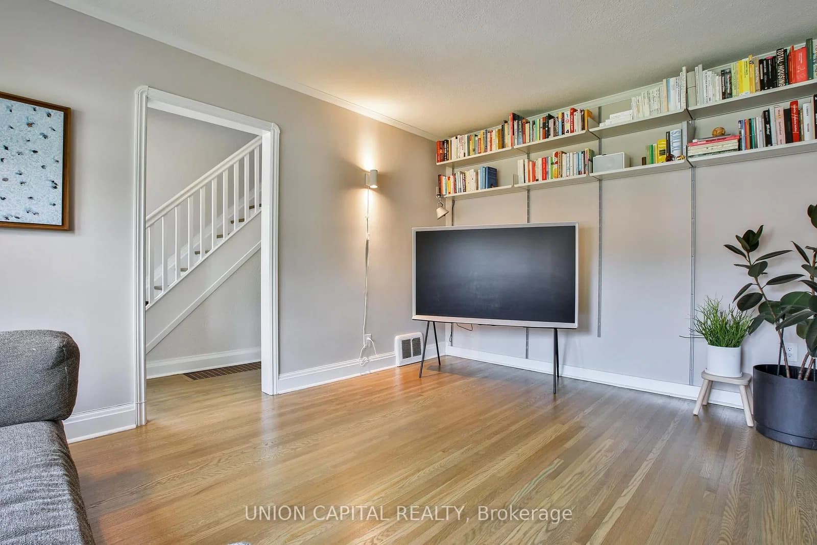 Thursfield Crescent in Toronto · Leaside — photo 3