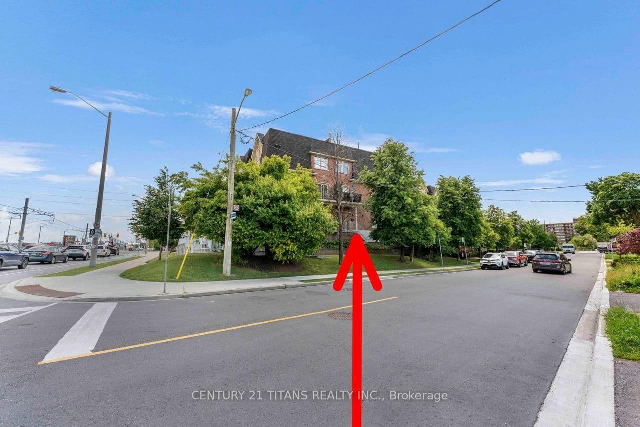 Eglinton Avenue in Toronto · Victoria Village — photo 3