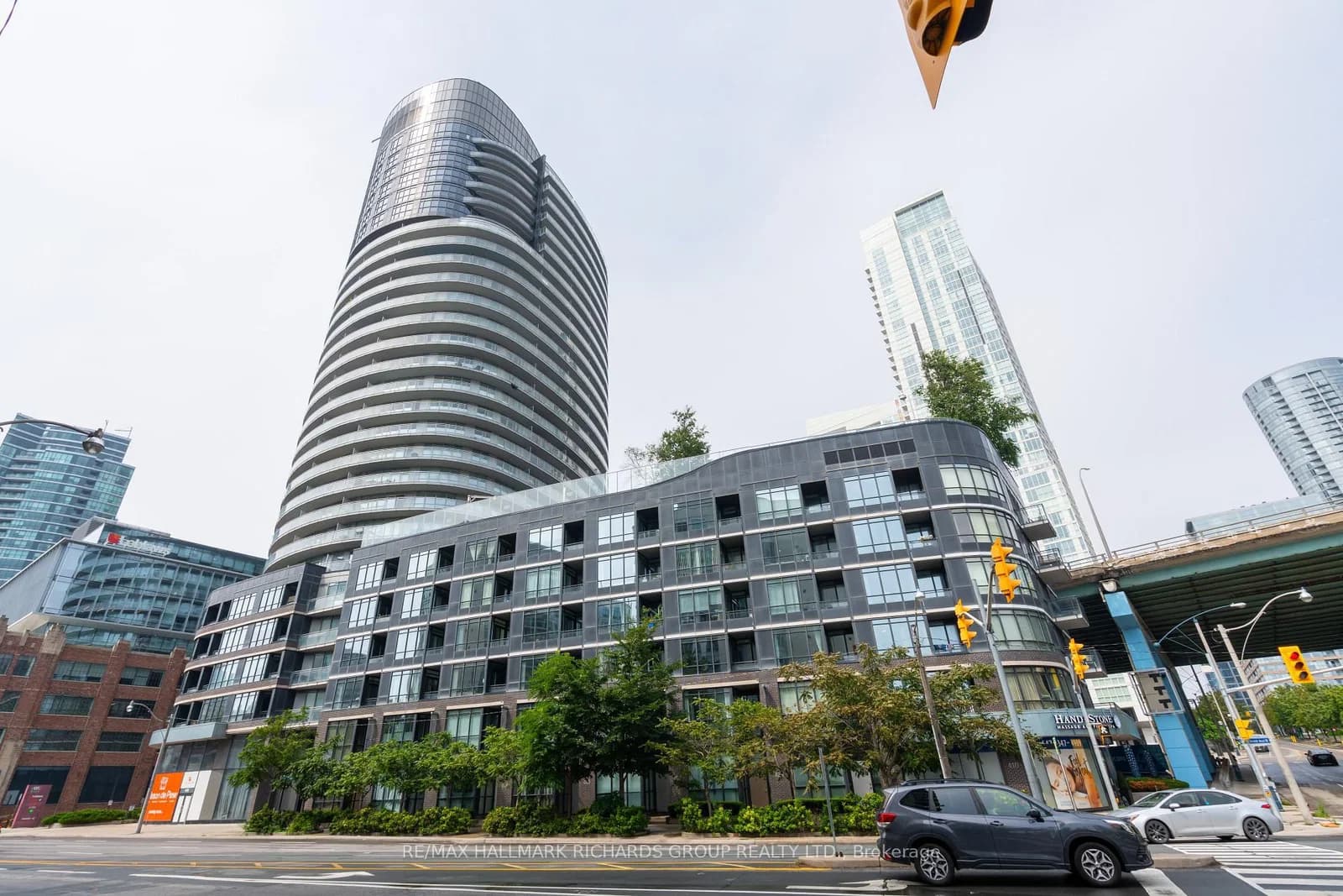 Dan Leckie Way in Toronto · Waterfront Communities C1 — photo 2