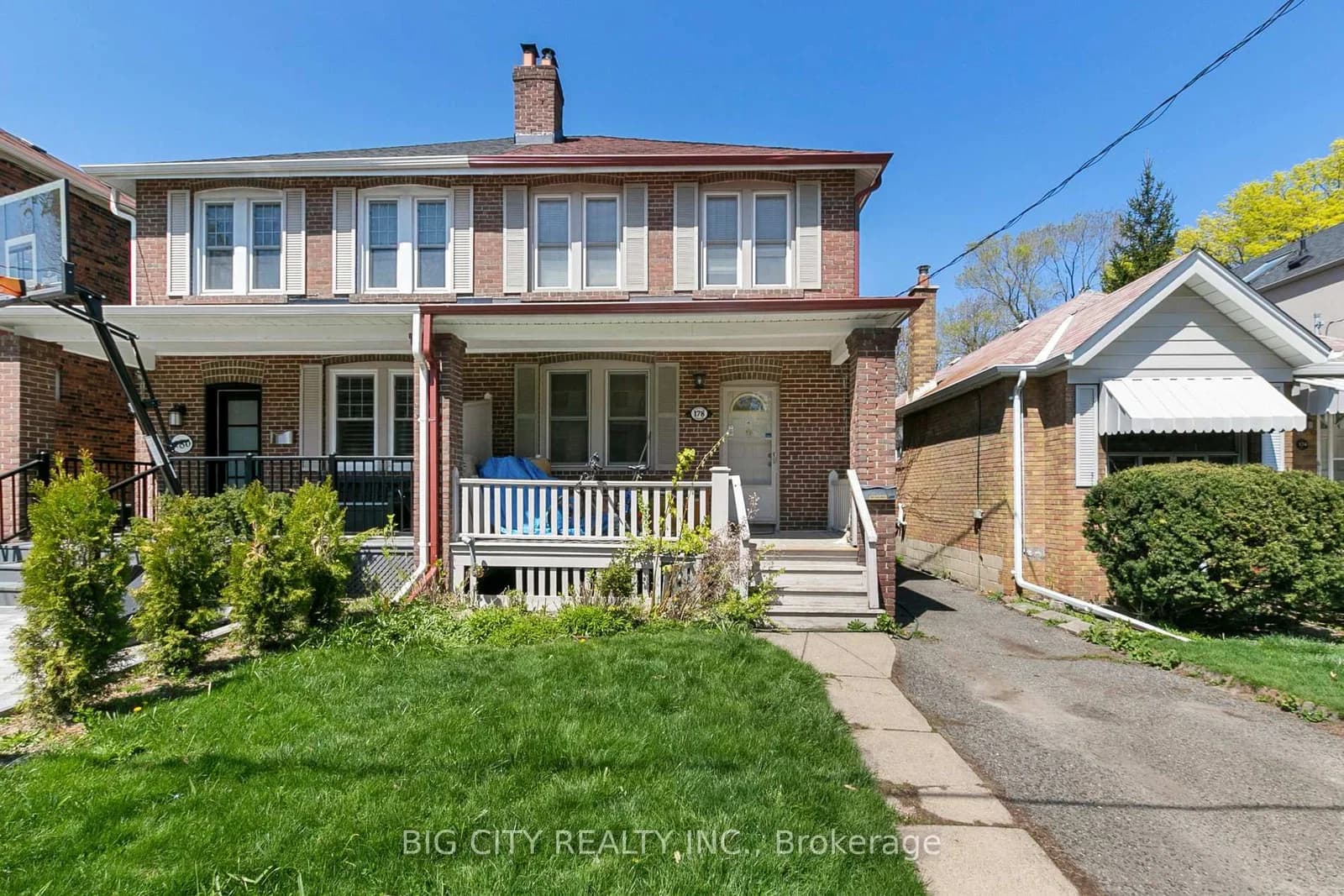 Photo of Douglas Avenue in Toronto · Lawrence Park North