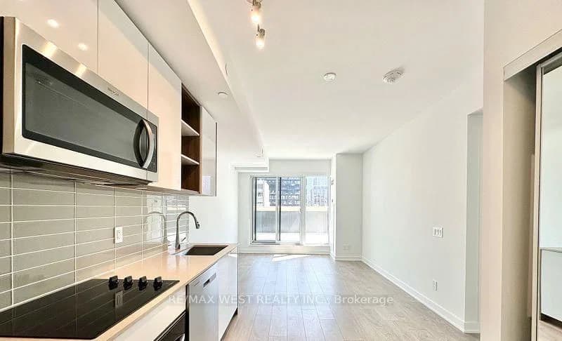Richmond Street in Toronto · Waterfront Communities C1 — photo 3
