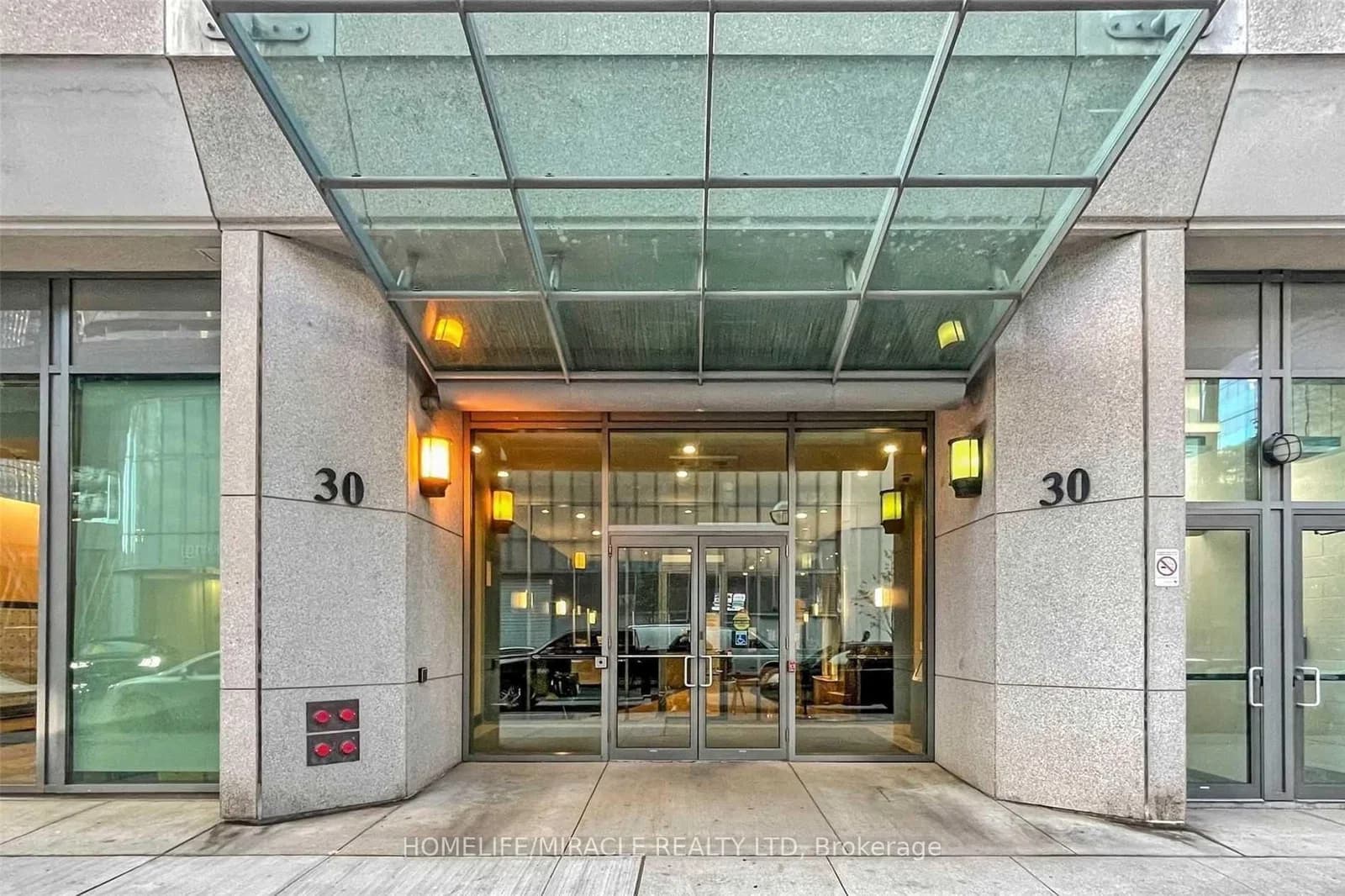 Grand Trunk Crescent in Toronto · Waterfront Communities C1 — photo 2