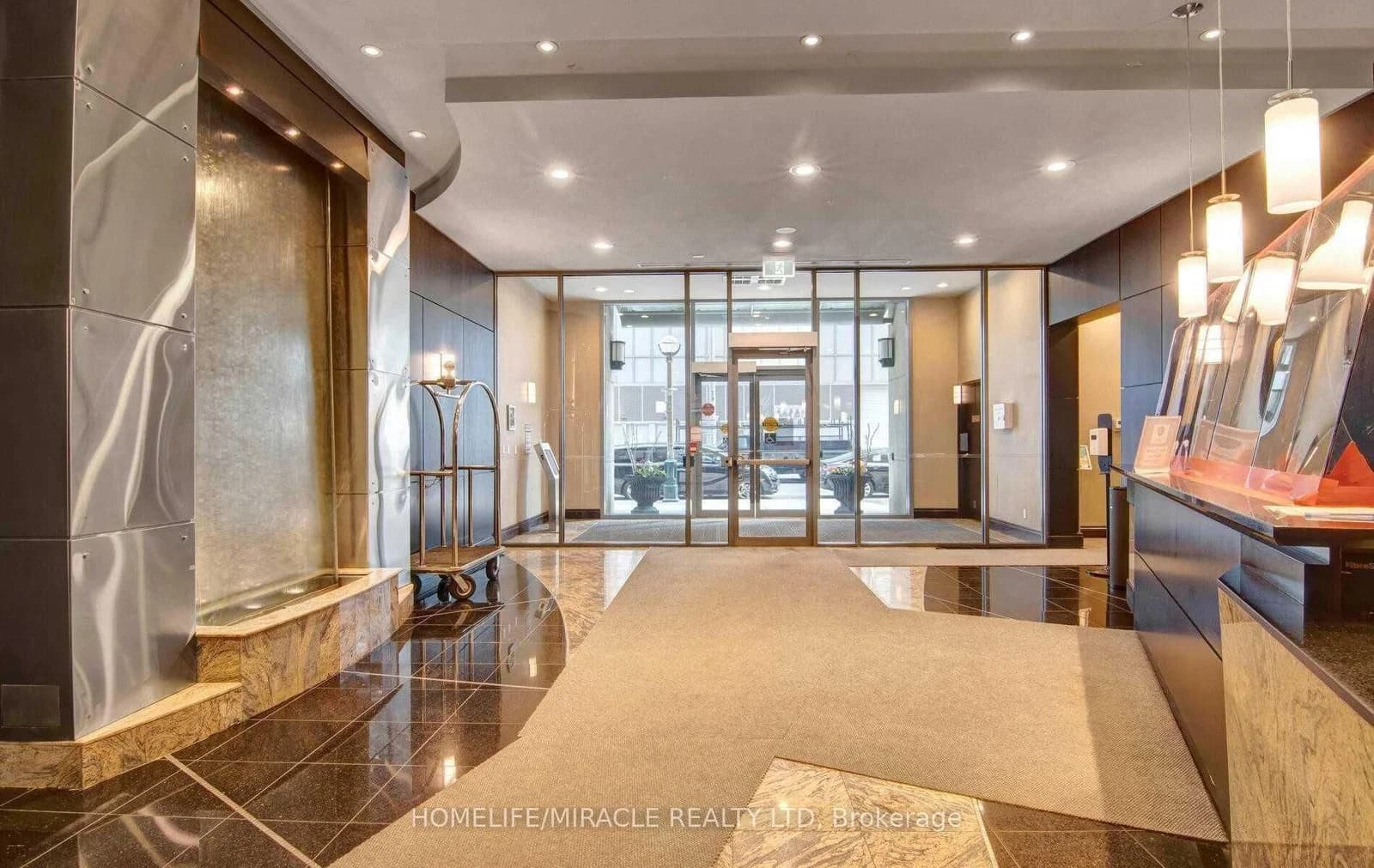 Grand Trunk Crescent in Toronto · Waterfront Communities C1 — photo 3