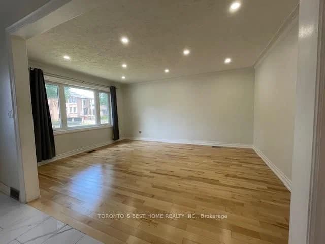 Madawaska Avenue F in Toronto · Newtonbrook East — photo 2