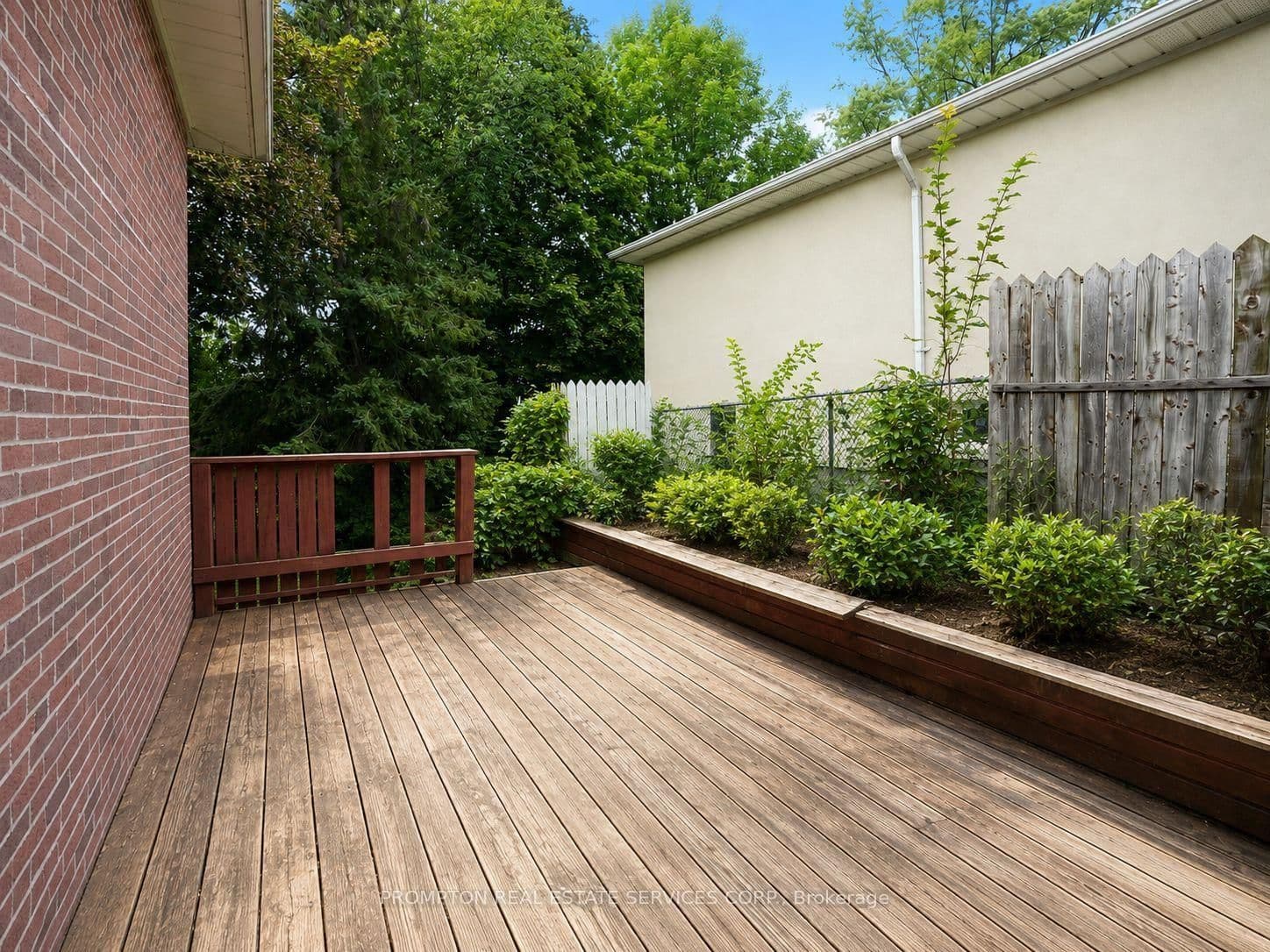 Lehar Crescent in Toronto · Hillcrest Village — photo 2