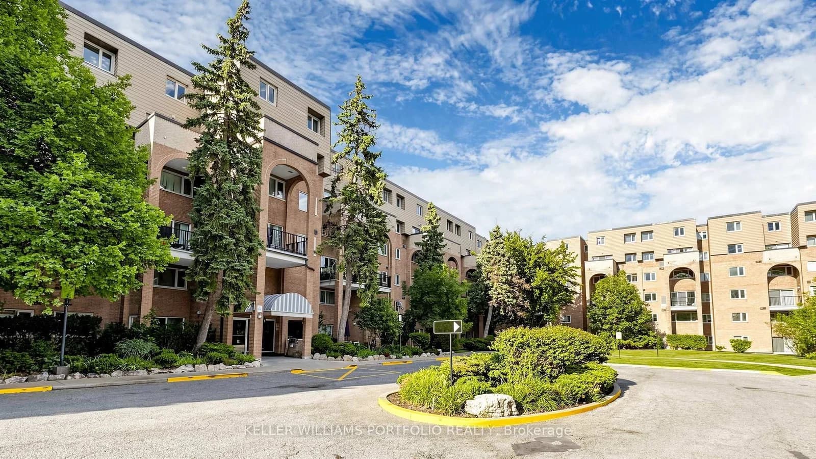 Don Mills Road in Toronto · Hillcrest Village — photo 2