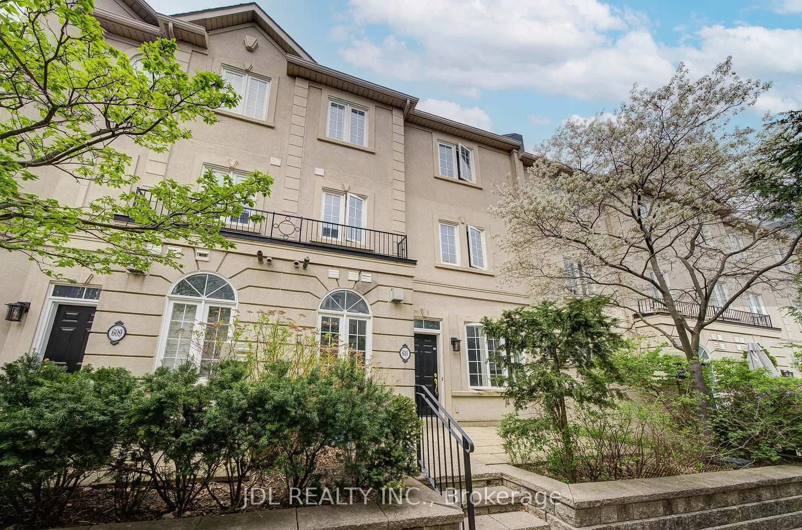 Everson Drive in Toronto · Willowdale East — photo 2