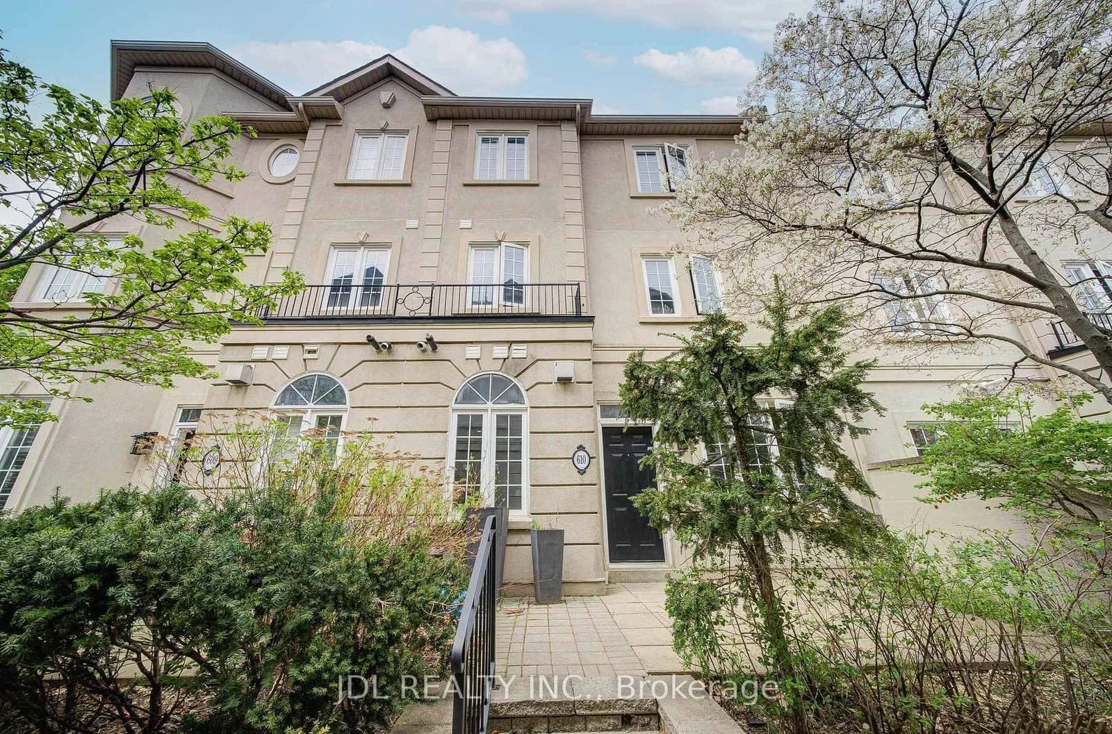 Everson Drive in Toronto · Willowdale East — photo 3