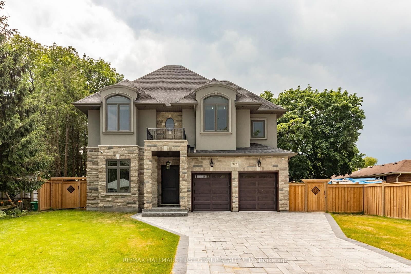 Hillview Crescent in Pickering · West Shore — photo 2