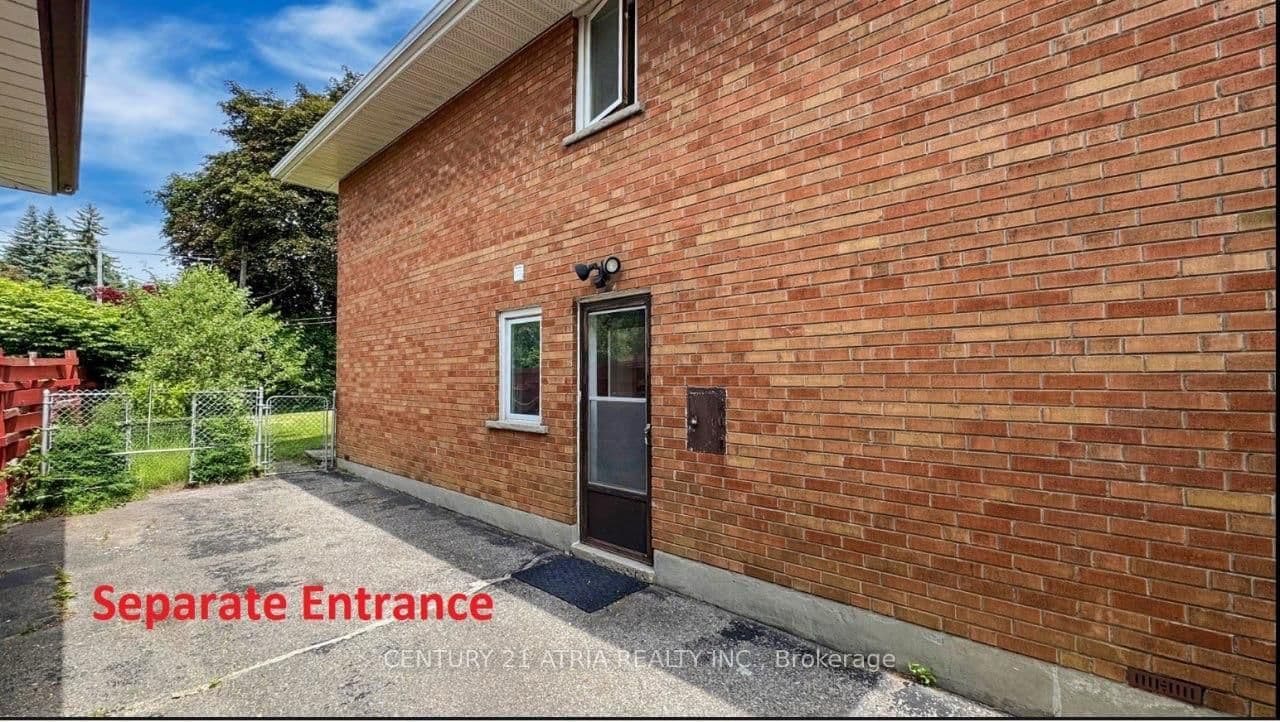 Beacham Crescent in Toronto · Tam O'Shanter-Sullivan — photo 2