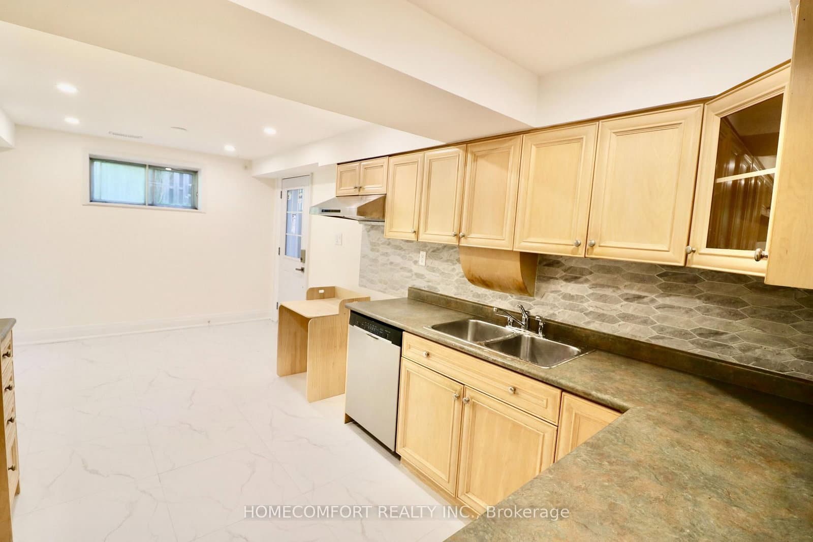 Fairglen Avenue Basement in Toronto · L'Amoreaux — photo 2