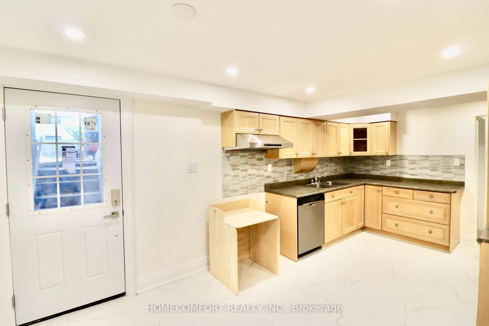 Fairglen Avenue Basement in Toronto · L'Amoreaux — photo 3