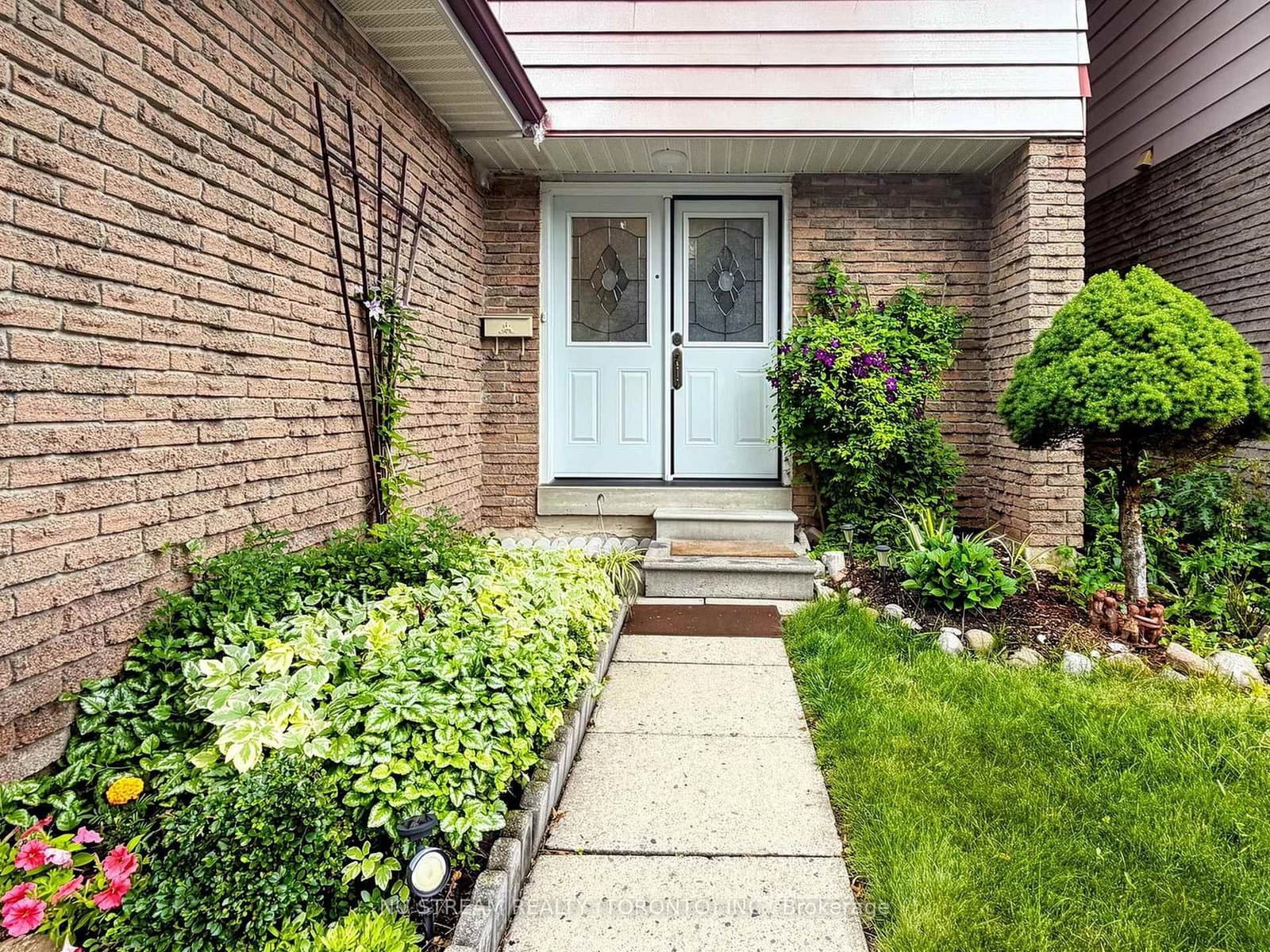 Ashridge Drive in Toronto · Agincourt North — photo 3