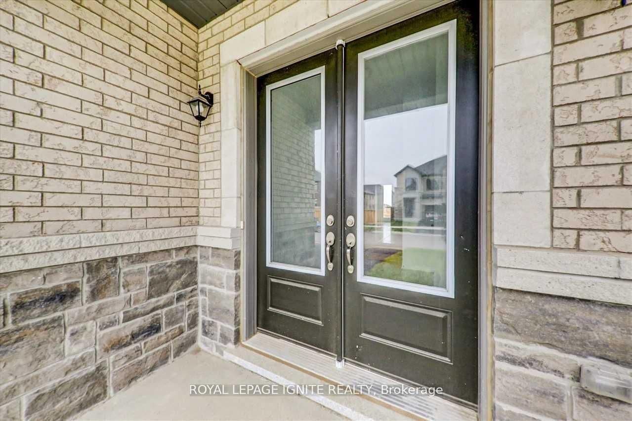 Closson Drive in Whitby · Rural Whitby — photo 2