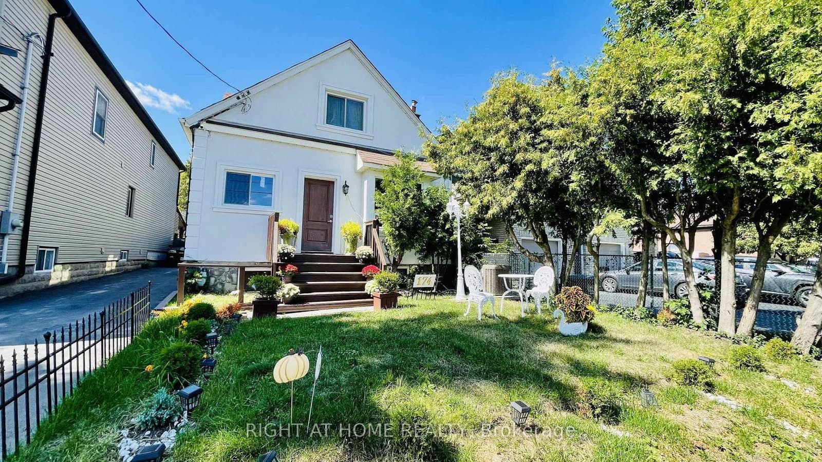 Aylesworth Avenue in Toronto · Birchcliffe-Cliffside — photo 3