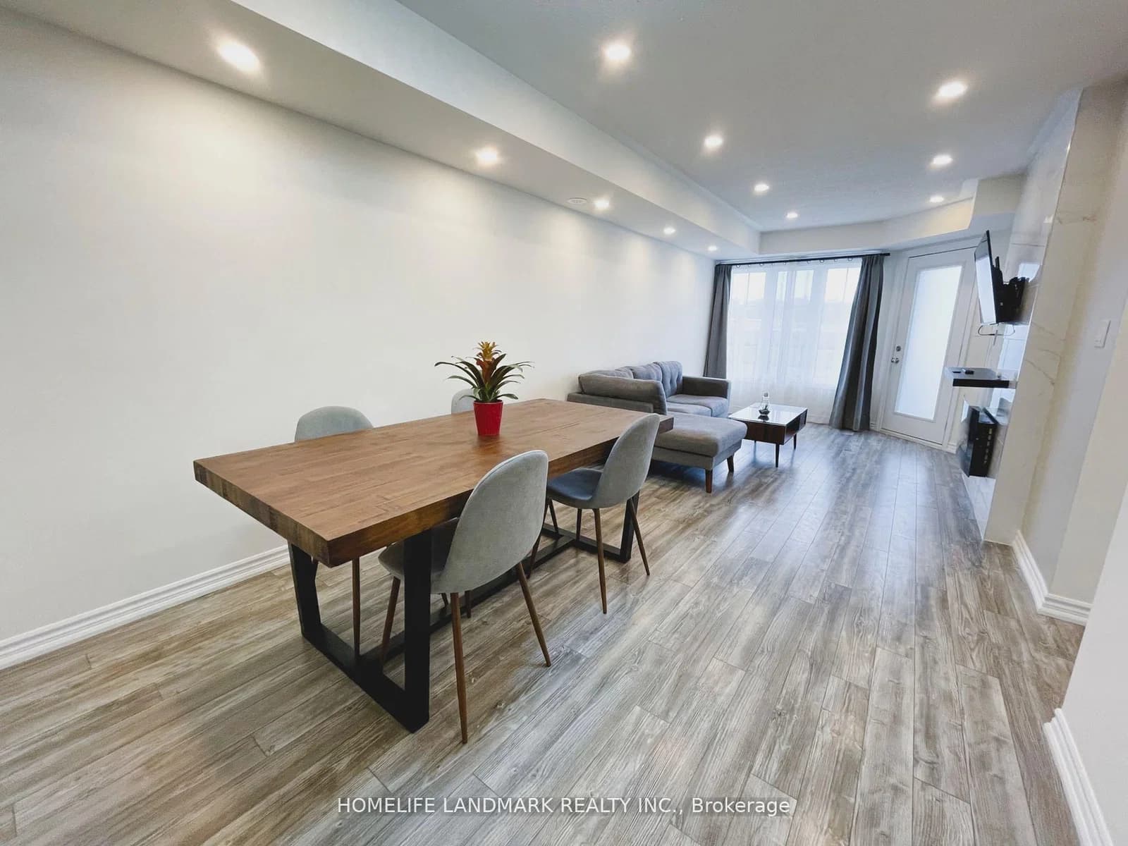 Eaton Park Lane in Toronto · L'Amoreaux — photo 2