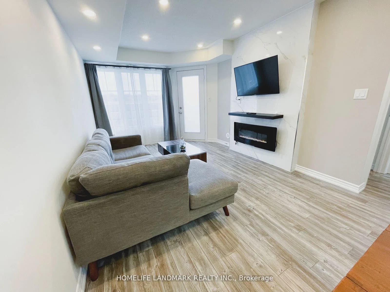 Eaton Park Lane in Toronto · L'Amoreaux — photo 3
