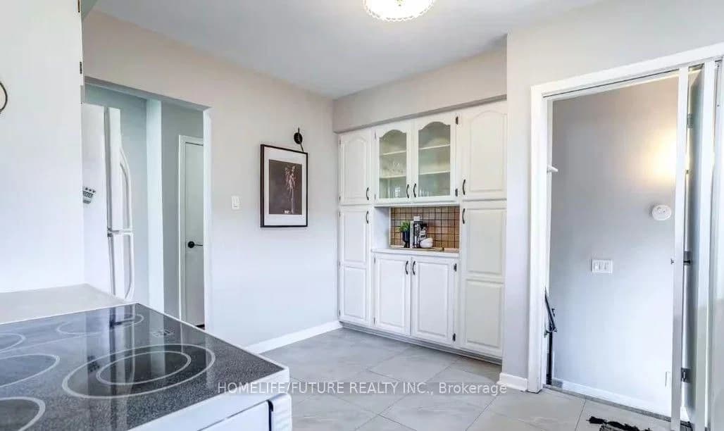 Stonehenge Crescent in Toronto · Woburn — photo 2