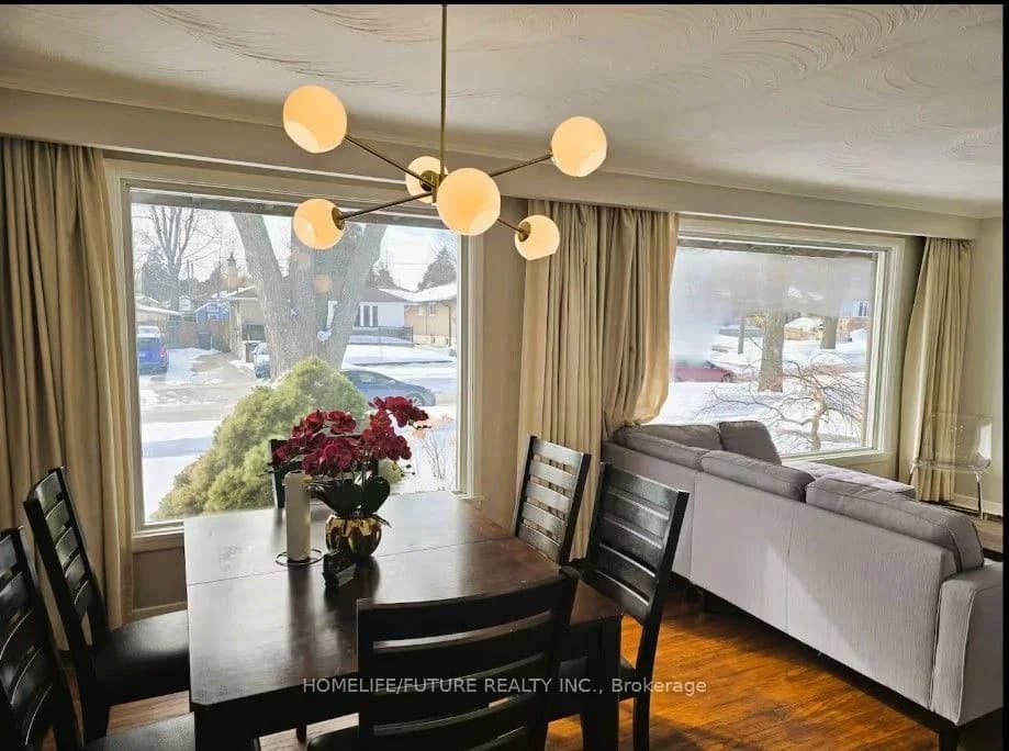 Stonehenge Crescent in Toronto · Woburn — photo 3